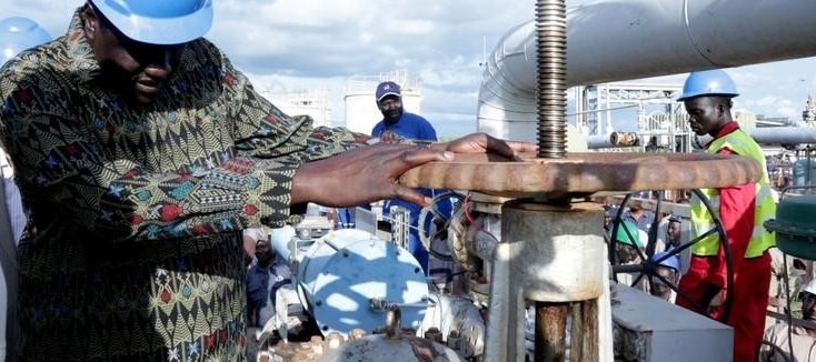 South Sudan's Minister of Petroleum, Ezekiel Lol Gatkuoth, turns a spigot at an oil well at the Toma South oil field to Heglig, in Ruweng State, South Sudan August 25, 2018. REUTERS/Jok Solomun/File Photo