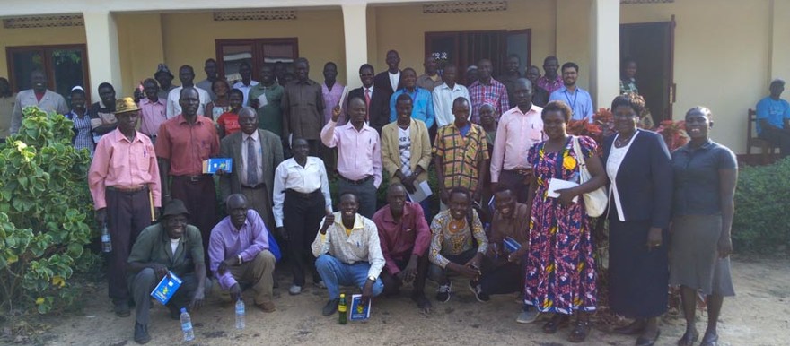 Farmers and cattle keepers pose for a group photo after a peace dialogue in Yei (Radio Tamazuj)
