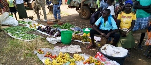 Businesswomen display their produce along the street of Mugwo payam (File photo: Radio Tamazuj)