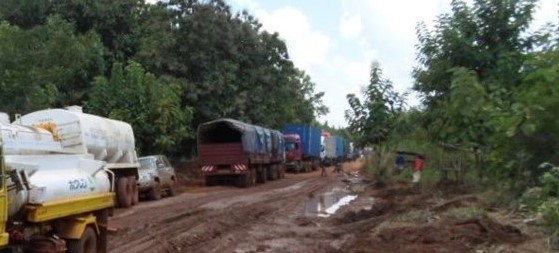 Photo: Trucks stranded on the Yei-Maridi road, 16 Sept. 2014 (Radio Tamazuj)