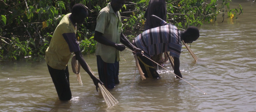 Fishermen at the Akuem River on 15-11-2020. [Radio Tamazuj]