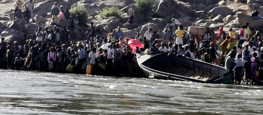 Ethiopians who fled the ongoing fighting in Tigray region prepare to cross the Setit River on the Sudan-Ethiopia border in Hamdait village in eastern Kassala state, Sudan, Nov. 14, 2020. [Photo: Reuters]