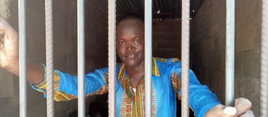Activist Samuel Garang Dut at detention cells at Aweil high court headquarters, awaiting referral to Aweil Central Prison on 28th June, 2021. [Photo: Radio Tamazuj]
