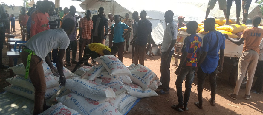 IDPs receiving food aid in Yei River County [Photot: Radio Tamazuj]
