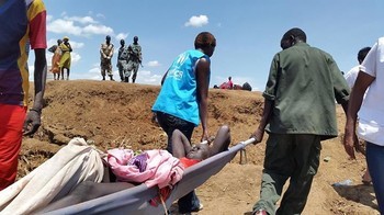 File photo: UNHCR staff in western Ethiopia help move a wounded South Sudanese refugee, who fled across the Baro River to escape the violence. (UNHCR/L.Godinho)