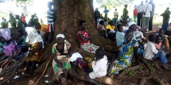 Photo: Internally displaced persons seated under a tree in Yei. (Radio Tamazuj)